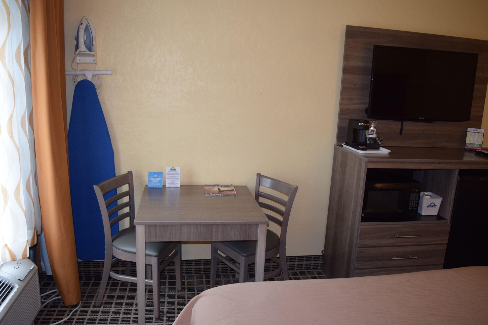 Days Inn By Wyndham Cadillac Extérieur photo